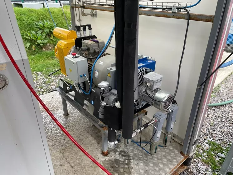 Le biogaz épuré stocké sous la bâche est comprimé puis aussitôt détendu pour chuter en température à -40°C, afin d'en extraire l'eau.