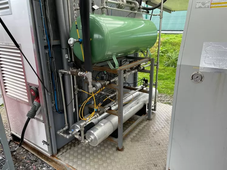 Le CO2 est extrait du biogaz épuré par un dispositif à membranes.