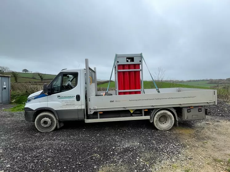 Pesant 1,6 tonne et emportant 160 kg de biométhane, les racks contenant les bonbonnes peuvent être transportés pour ravitailler le tracteur au champ ou d'autres véhicules.