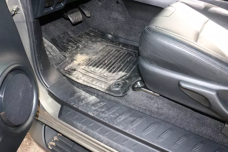 Le pick-up Toyota Hilux dispose d'une épaisse moquette, heureusement protégée par des tapis et de larges seuils de porte 