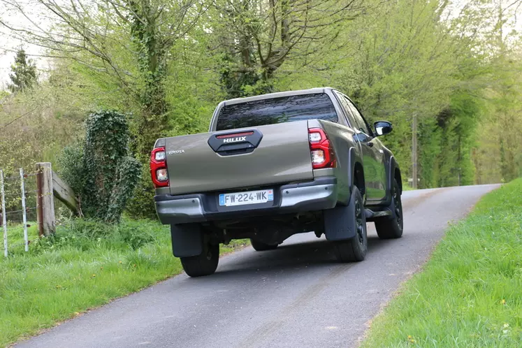 Le pick-up Toyota Hilux offre une bonne tenue route, mais un confort assez ferme sur routes de campagne. 