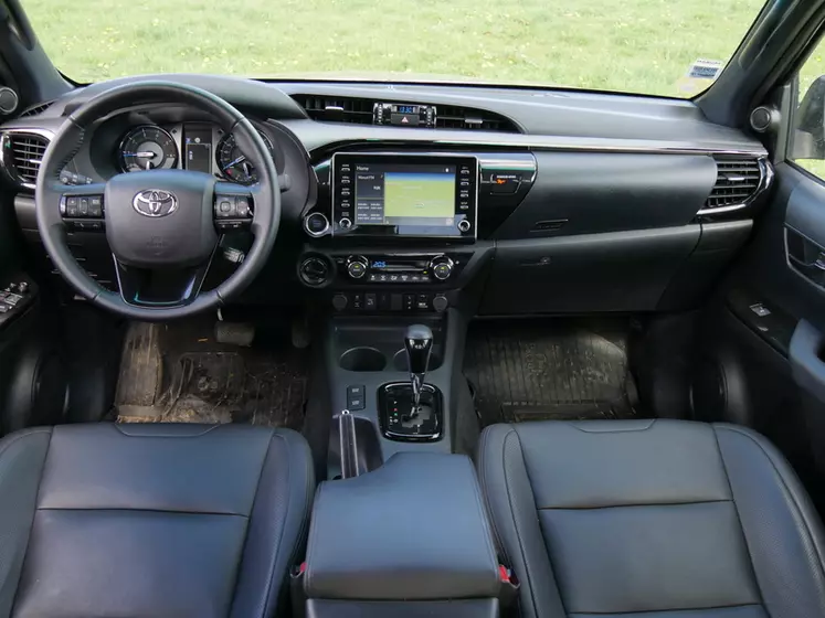 Le pick-up Toyota Hilux conserve la même planche de bord. Seul l'écran tactile s’agrandit.