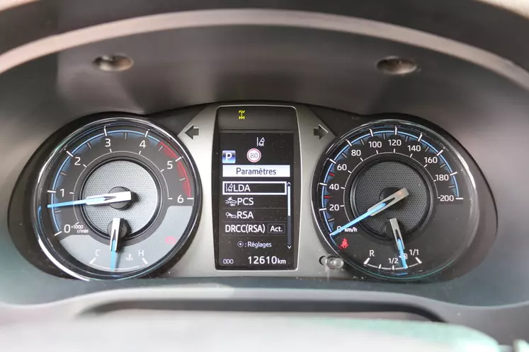 Le pick-up Toyota Hilux fait le plein d'assistances électroniques à la conduite. 