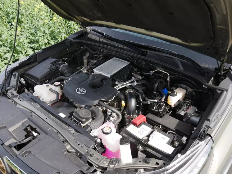Le pick-up Toyota Hilux offre un bel espace autour du moteur pour accéder aux points d'entretien. 