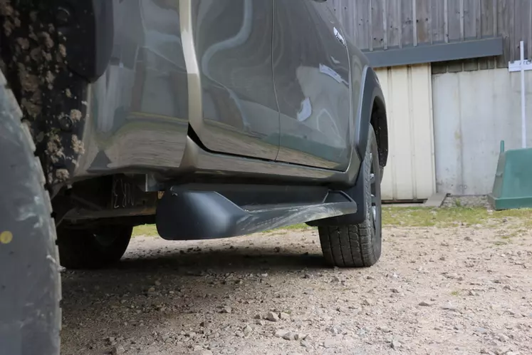 Le pick-up Toyota Hilux reçoit des marchepieds limitant la garde-au-sol.