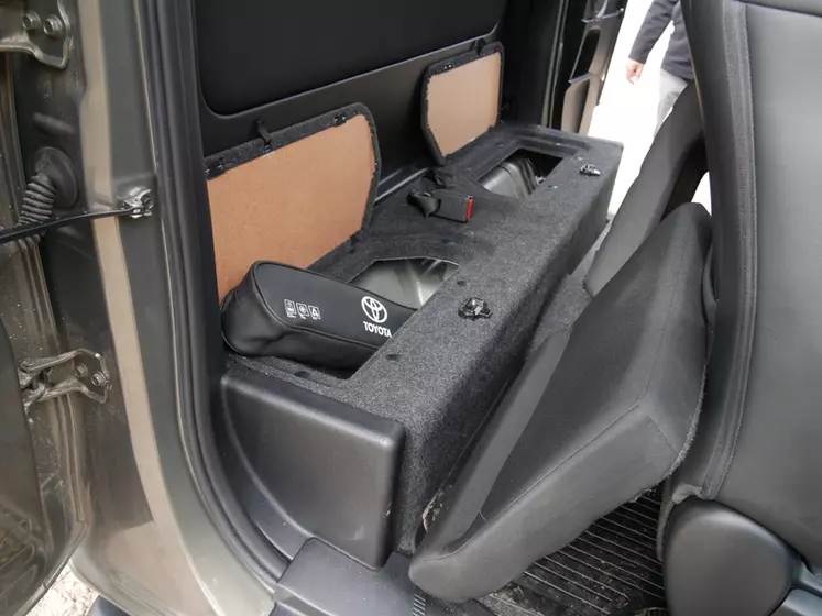 Le pick-up Toyota Hilux dissimule deux espaces de rangement sous les assises arrière. 