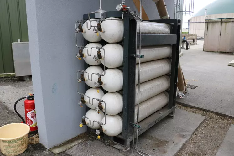 La station de remplissage est reliée à un stockage tampon de dix réservoirs qui sont remplis en une heure par le biogaz épuré issu de la méthanisation. 