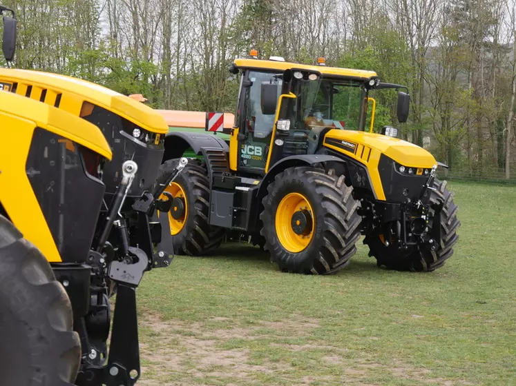 Les tracteurs JCB Fastrac iCON des séries 4000 et 8000 développent de 178 à 348 chevaux.