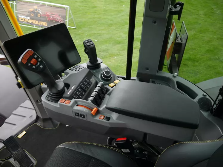 L'accoudoir des tracteurs JCB Fastrac iCON dispose de deux joysticks pourvus de boutons configurables. 