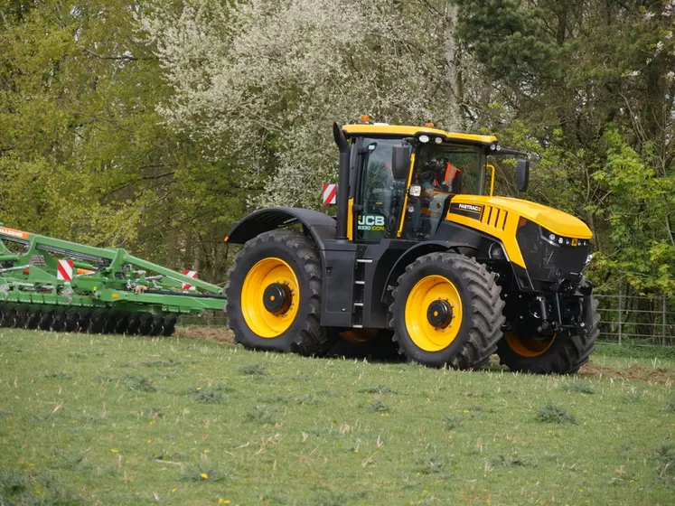 Les tracteurs JCB Fastrac iCON des séries 4000 et 8000 se pilotent au choix avec le joystick ou à la pédale d’accélérateur.