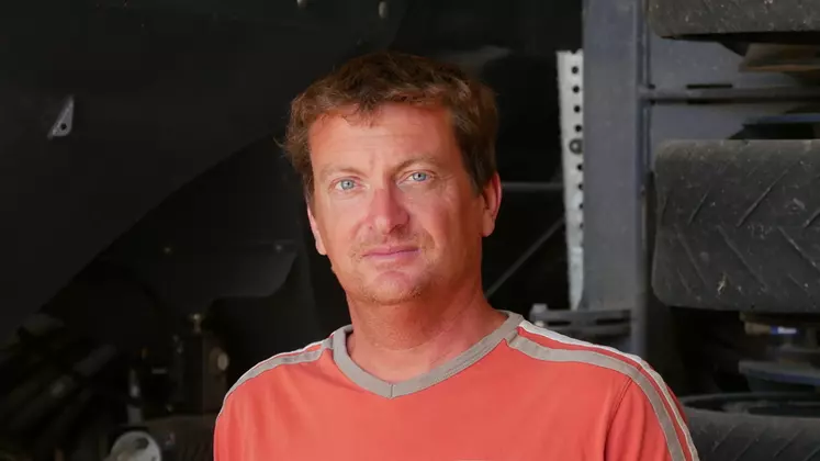 Jean-François Hembert s'est équipé d'une herse à paille dans le cadre de son exploitation en majorité en semis direct.
