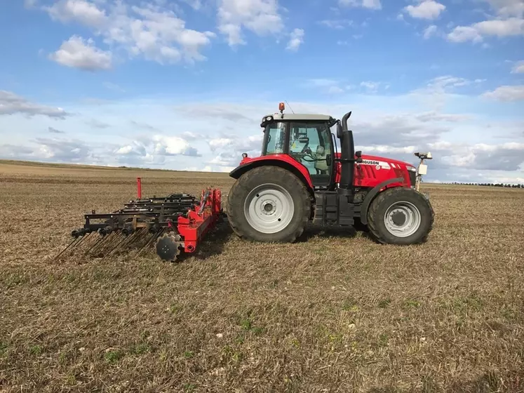 La herse Magnum d'Eco-Mulch est l'un des premiers outils en France à combiner un léger travail du sol à cinq rangées de peignes.