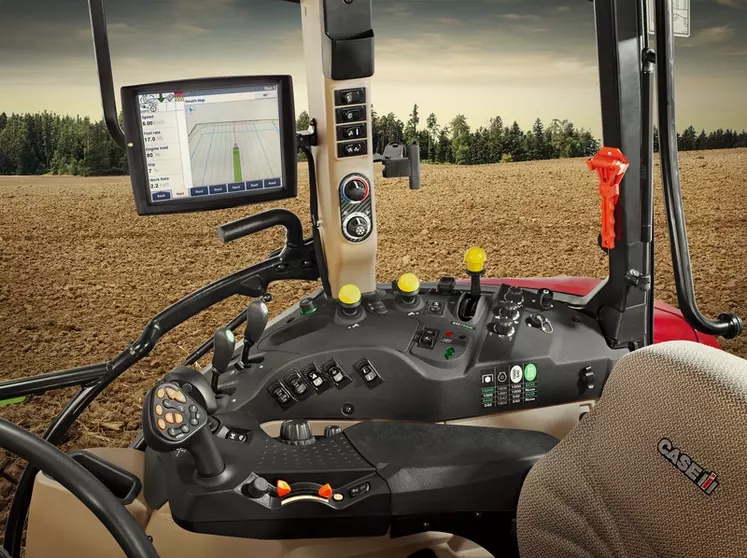 Les tracteurs Case IH Luxxum de dernière génération disposent d'un accoudoir multifonction accueillant un joystick pour le pilotage du chargeur frontal.