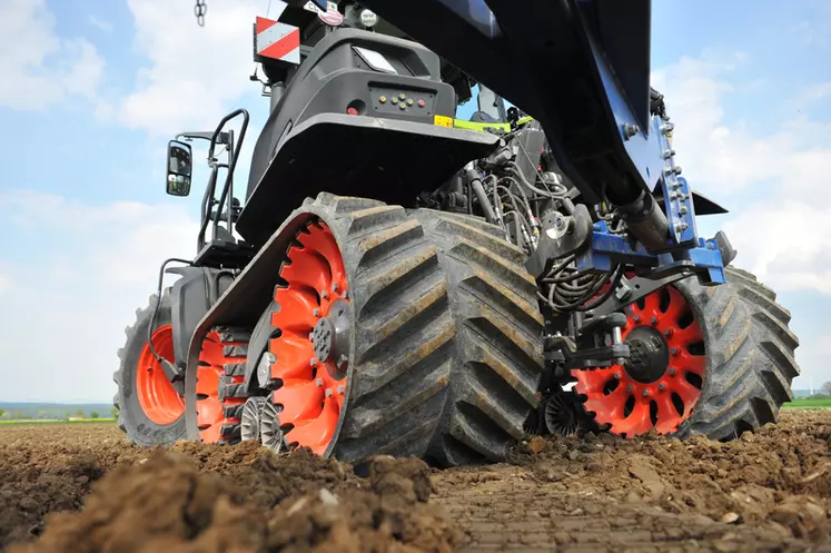 Les tracteurs semi-chenillés Claas Axion 900 Terra Trac sont proposés avec quatre largeurs de chenilles.