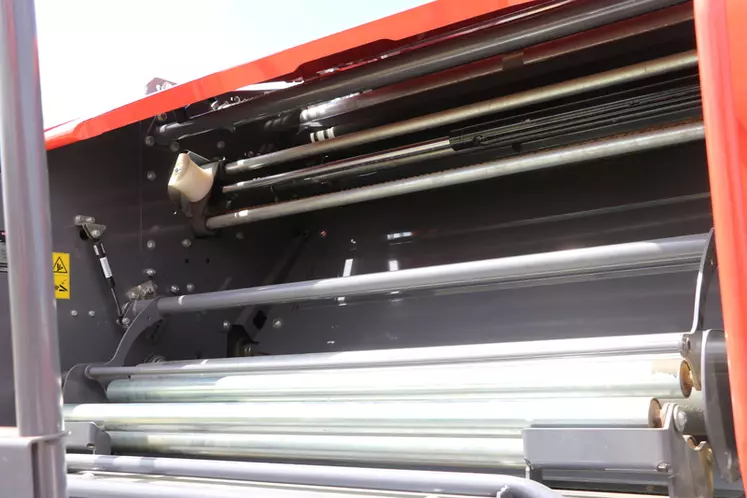 Le combiné presse-enrubanneuse Mondiale 120 Combi de Maschio Gaspardo intègre un système de liage film qui s’illustre par l’utilisation de deux bobines montées sur rail qui guident le film et se rapprochent en fin de liage pour une coupe nette du film.