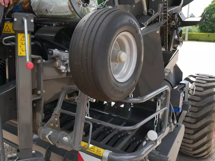 Pour le transport, les roues du pick-up se logent à l'avant de la presse à balles rondes Fendt Rotana 180 V.