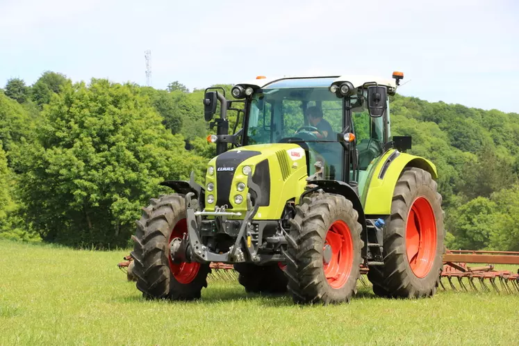 Le tracteur Claas Arion 450 affiche une puissance de 125 ch délivrée par un 4 cylindres FPT de 4,5 l.