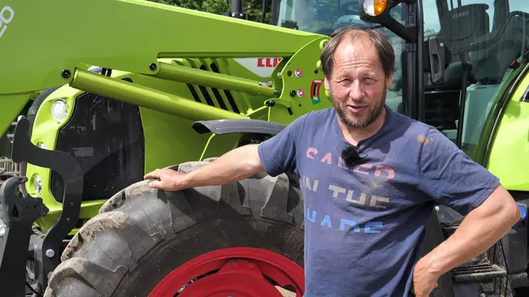 Le tracteur Claas Arion 450 a été testé pendant une trentaine d'heures par Loïc Toullier.