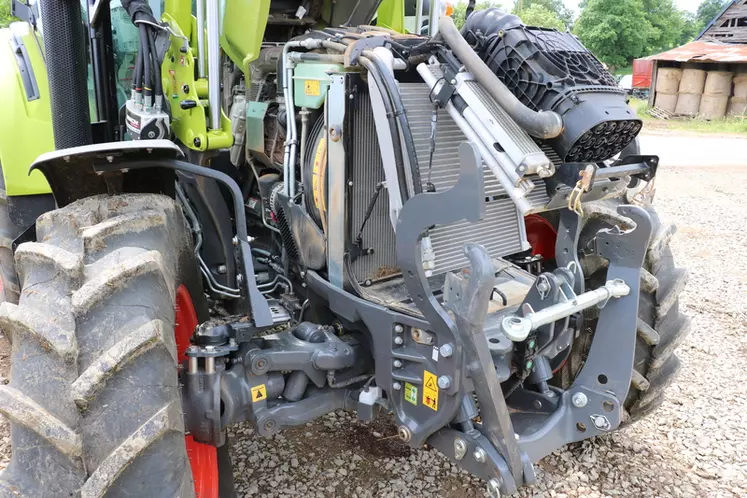 Le tracteur Claas Arion 450 propose un bon accès aux radiateurs et au filtre à air.
