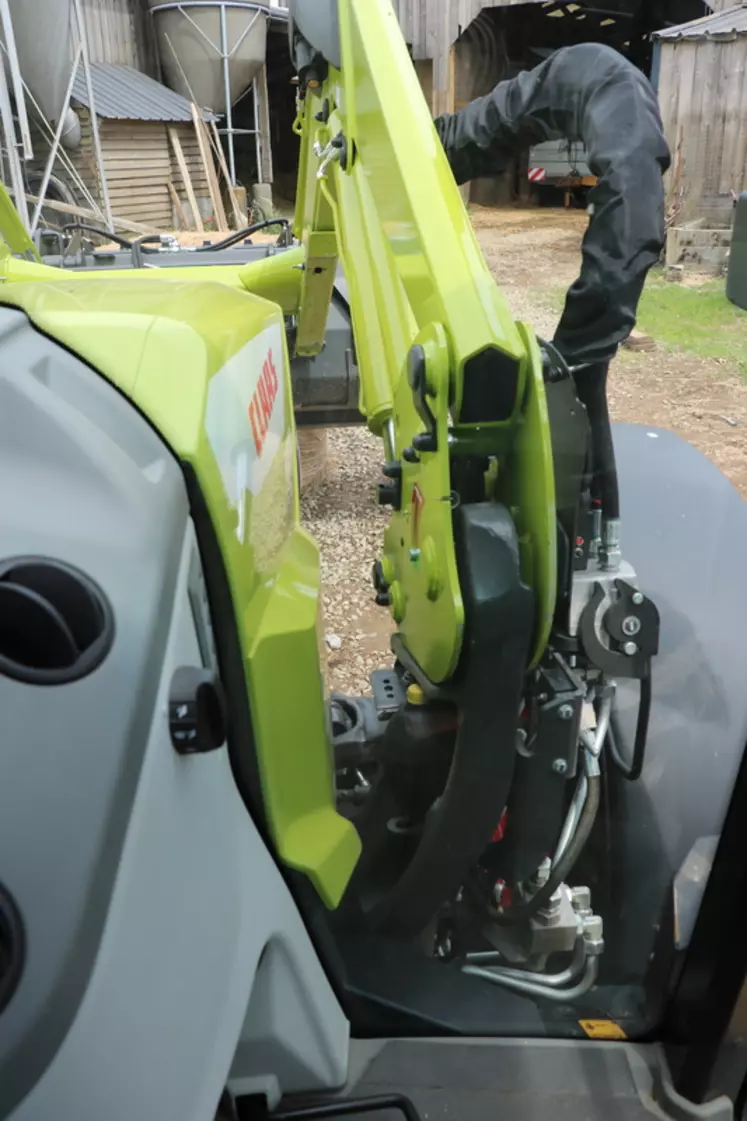 Le tracteur Claas Arion 450 dispose d'un pare-brise sans barre transversale. Il lui manque un capot un peu plus plongeant.