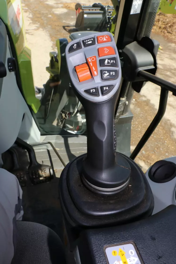 Le tracteur Claas Arion 450 profite d'un joystick hydraulique particulièrement complet et personnalisable. 