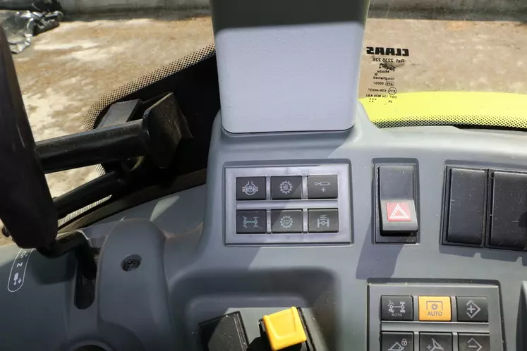 Le tracteur Claas Arion 450 dispose de certains boutons dont le rétroéclairage n'est pas suffisant.