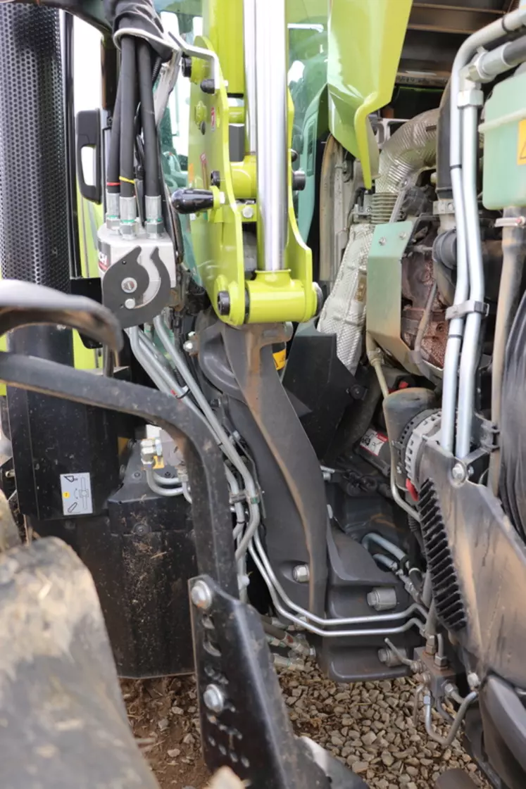 Le tracteur Claas Arion 450 profite d'un chargeur bien intégré.