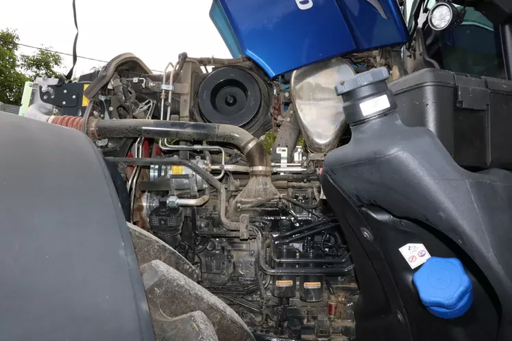 Le tracteur New Holland T7.315 HD intègre le filtre à air au-dessus du moteur. 
