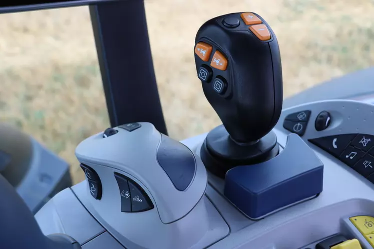 Le tracteur New Holland T7.315 HD bénéficie d'un joystick hydraulique configurable. 