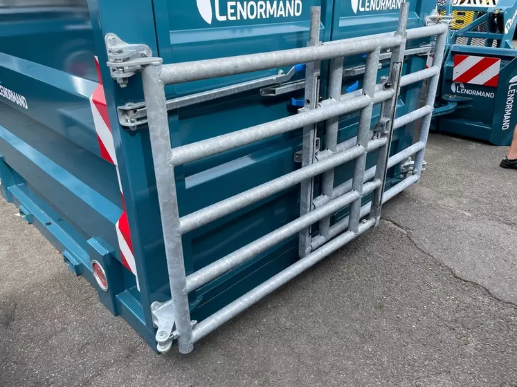 La bétaillère portée Lenormand se complète en option de barrières latérales extensibles.