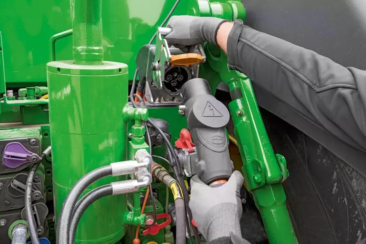 L'hybridation des moteurs thermiques ouvre la voie à l’entraînement électrique des outils attelés derrière le tracteur, comme peut le faire le John Deere 8R 410 équipé de la transmission à variation continue électromécanique eAutoPowr. 