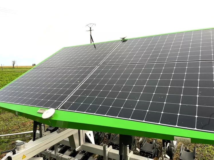 Le robot Farmdroid FD20 dispose de quatre panneaux solaires qui le rendent autonome en énergie dès que les jours sont suffisamment longs. Au besoin, un jeu de batteries supplémentaires est fourni à l'achat avec un chargeur sur secteur les rechargeant en 3-4 heures. 