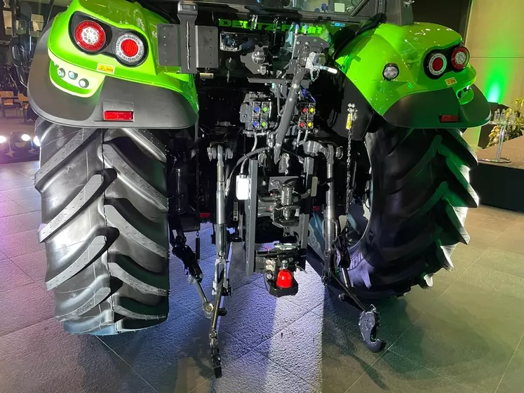 Les tracteurs Deutz-Fahr 6130.4 ; 6140.4 et 6150.4 disposent d’un relevage arrière d’une capacité de 9 170 kg.