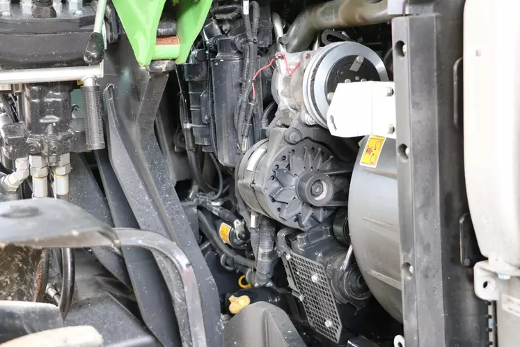 Le tracteur Deutz-Fahr 6125C nécessite d'enlever le panneau latéral pour atteindre les filtres à huile et carburant. 