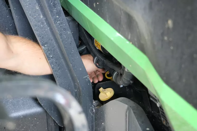 Le tracteur Deutz-Fahr 6125C profite d'une découpe dans le bâti de chargeur qui facilite l’accès à la jauge à huile.