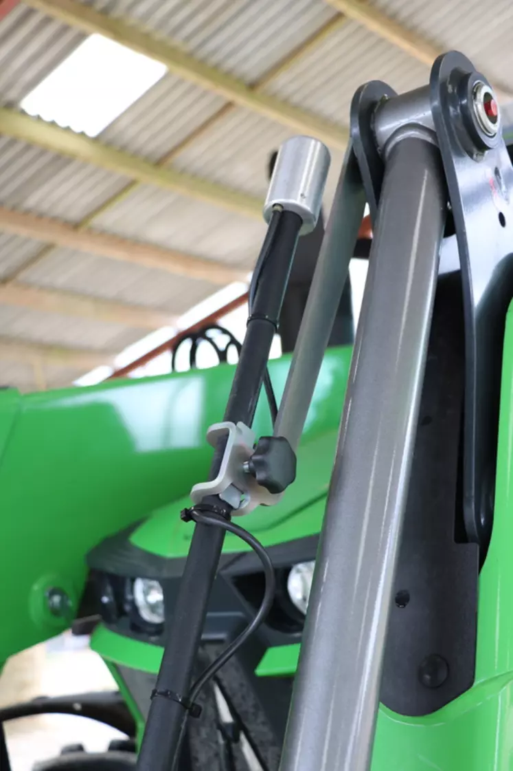 Le tracteur Deutz-Fahr 6125C peut recevoir une remise à niveau automatique sur le chargeur frontal.