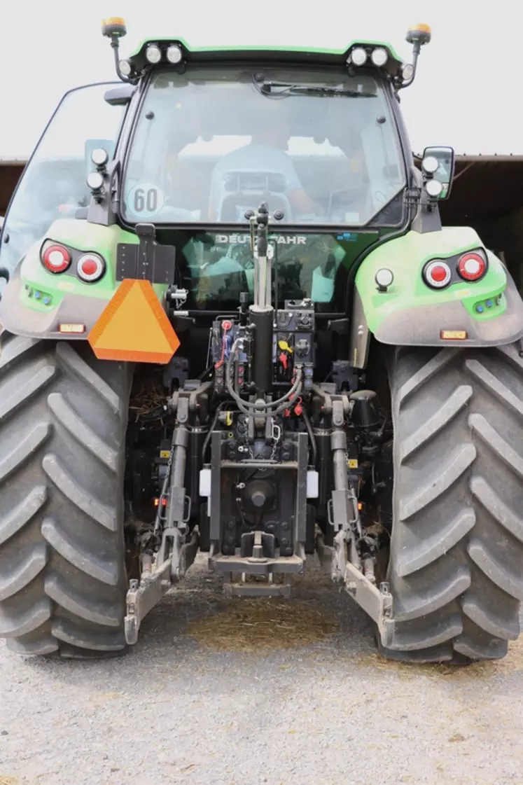 Le tracteur Deutz-Fahr 6210 TTV dispose de deux système de freinage double ligne : hydraulique et pneumatique