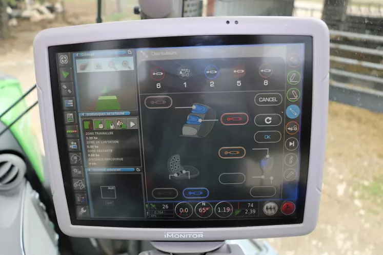 Le tracteur Deutz-Fahr 6210 TTV accueille un grand terminal tactile dont l'écran est sensible aux reflets. 
