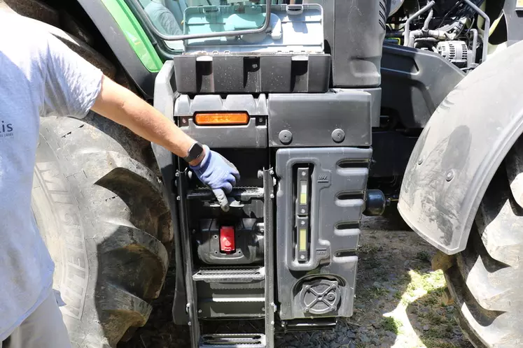Le tracteur Deutz-Fahr 6210 TTV intègre un accès rapide aux bornes de la batterie. 