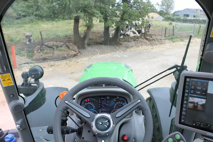 Le tracteur Deutz-Fahr 6210 TTV offre une visibilité correcte sur l'avant.