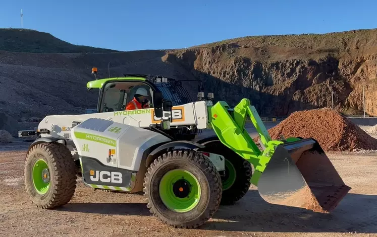 Le chargeur télescopique JCB fonctionnant à l'hydrogène est animé par un moteur à quatre cylindres de 4,8 l délivrant 75 chevaux et affichant un couple de 440 Nm.