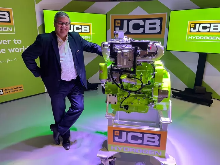 Le moteur à hydrogène a été dévoilé à la presse par Philippe Girard, directeur de JCB France.