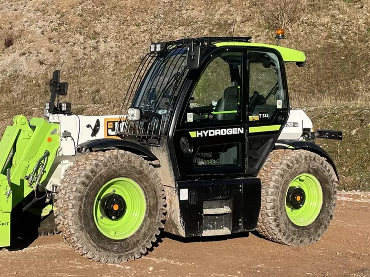 Les bonbonnes de gaz du Télescopic JCB à moteur à hydrogène son logées sous la cabine.