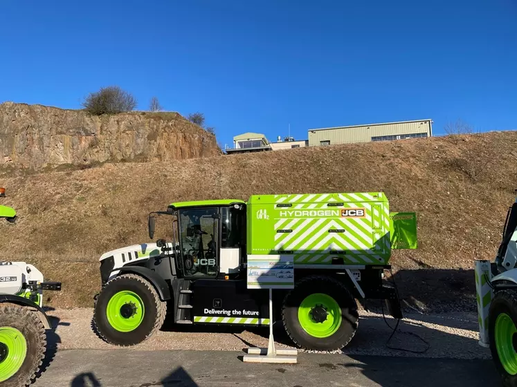 La station mobile développée par JCB pour le ravitaillement en hydrogène des machines se transporte à l'arrière d'un tracteur Fastrac ou sur une remorque.
