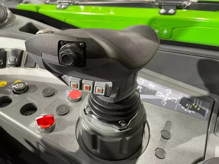 Le chargeur télescopique compact TF 30.7 de Merlo, lorsqu'il dispose d'un circuit hydraulique load sensing, peut accueillir un nouveau joystick permettant de poser la main à plat. 