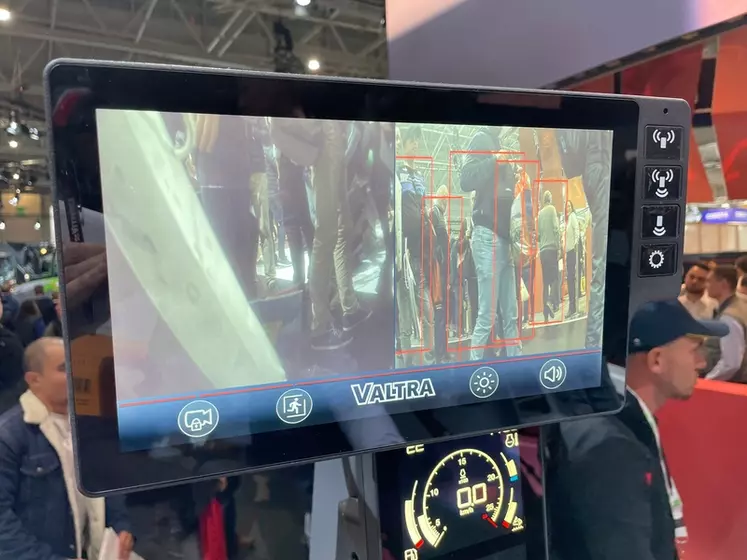 L'écran du système View de Valtra affiche la vue des deux caméras frontales ou celle arrière.
