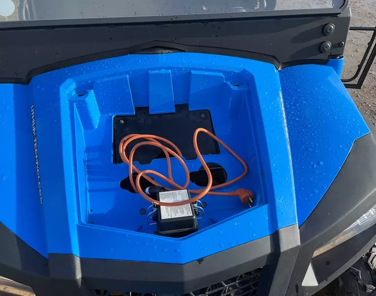 Le SSV électrique Hisun Farmer EV75 loge la prise du chargeur de batterie dans son coffre avant.