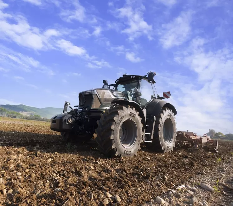 L'AgriMaxFactor de BKT est un pneumatique de grande dimension à destination des tracteurs de forte puissance.  
