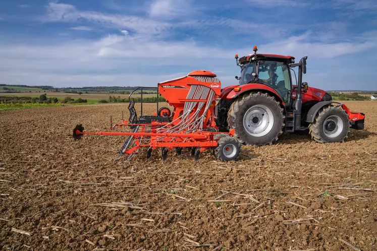 Mesurant 6 mètres de large, le semoir Megant 602 R de Kuhn dispose de quatre rangées de dents.