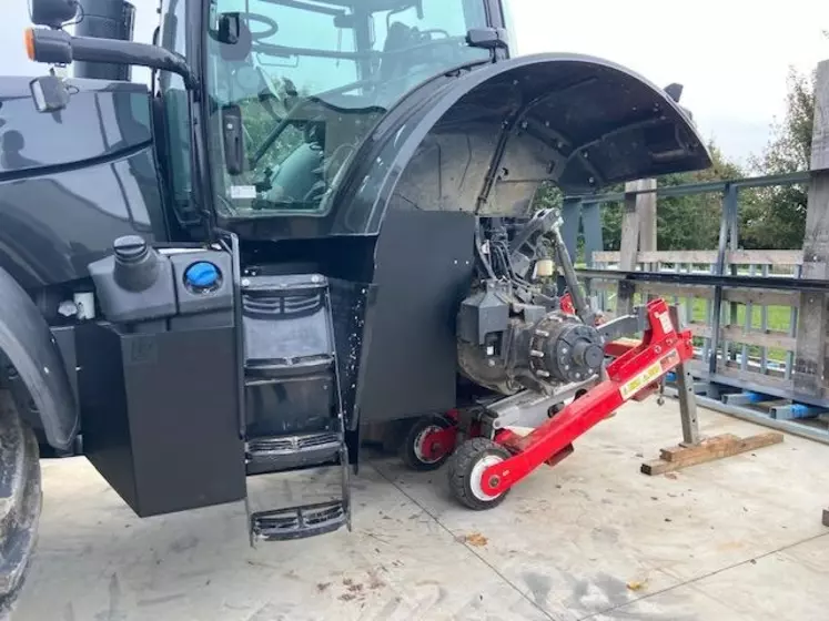 Distribué en France par la société belge Cre-Agri, le lève-tracteur Trakjak affiche une capacité de charge de 12 tonnes.